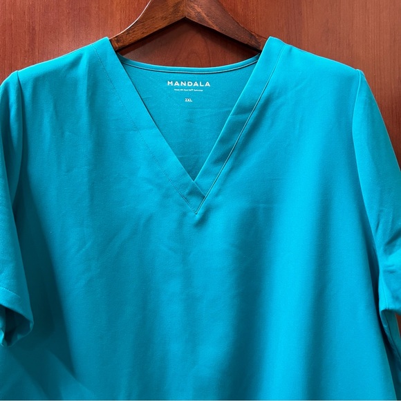Mandala Scrub top Size 2XL Color Teal Aqua-Tek Material Front Pockets Uniform AC - Picture 6 of 9